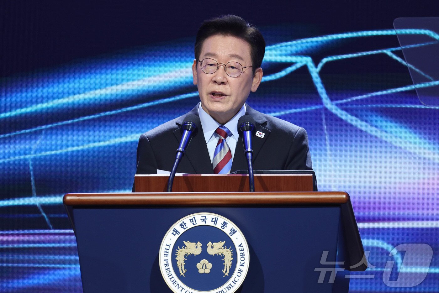 본문 이미지 - 이재명 대통령이 6일 경남 거제시 견내량 인근에서 열린 남부내륙철도 착공식에서 기념사를 하고 있다. 2026.2.6 / ⓒ 뉴스1 이재명 기자