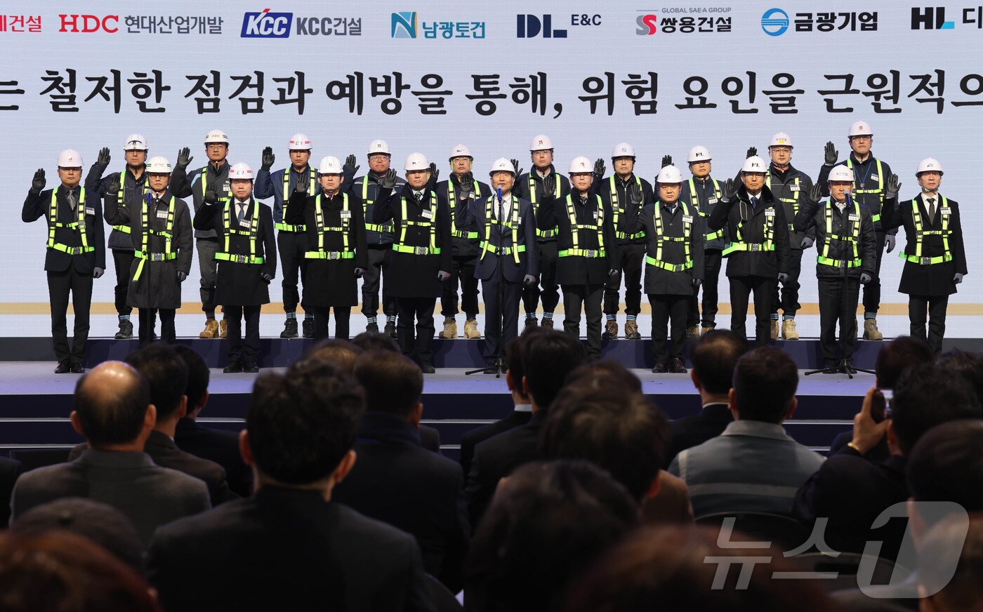 본문 이미지 - 6일 경남 거제시 견내량 인근에서 열린 남부내륙철도 착공식에서 안전 시공 결의식이 열리고 있다. 2026.2.6 / ⓒ 뉴스1 이재명 기자