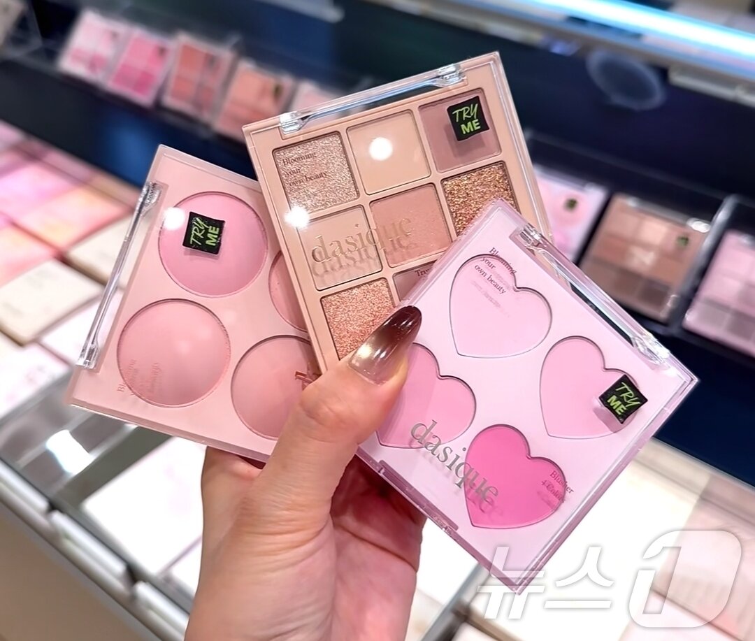 본문 이미지 - 최근 중국 상하이에 문을 연 화장품 편집숍 '오 유스' 매장 내부에 진열된 한국 화장품 테스터. (샤오훙슈 갈무리) ⓒ 뉴스1 정은지 특파원