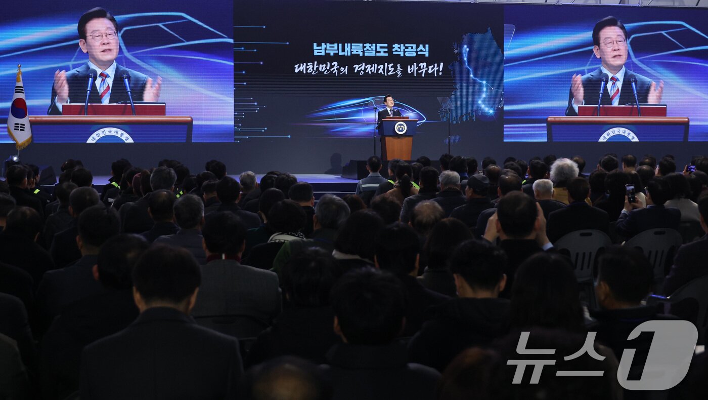 본문 이미지 - 이재명 대통령이 6일 경남 거제시 견내량 인근에서 열린 남부내륙철도 착공식에 참석해 기념사를 하고 있다. (청와대통신사진기자단)2026.2.6 / ⓒ 뉴스1 이재명 기자