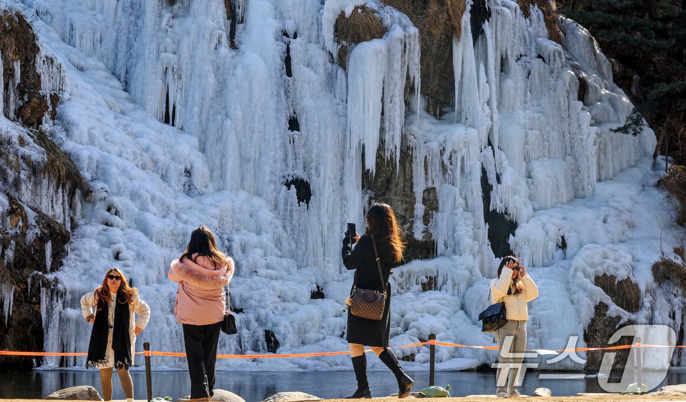 (서울=뉴스1) 이호윤 기자 = 아침기온이 영하10도 밑으로 떨어진 6일 서울 서대문구 홍제천 인공폭포가 얼어붙어 있다. 2026.2.6/뉴스1