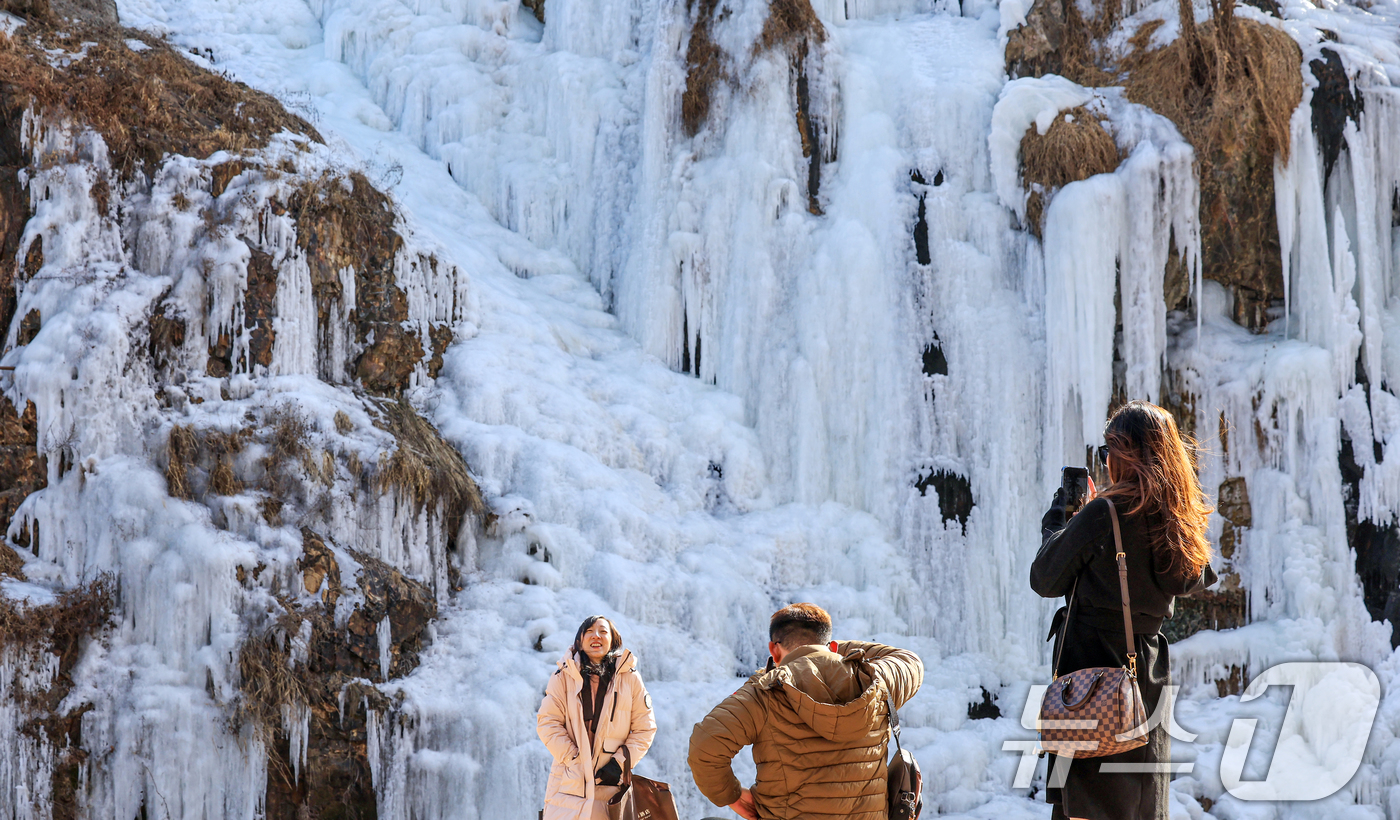 (서울=뉴스1) 이호윤 기자 = 아침기온이 영하10도 밑으로 떨어진 6일 서울 서대문구 홍제천 인공폭포가 얼어붙어 있다. 2026.2.6/뉴스1