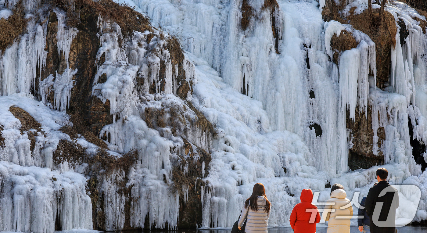 (서울=뉴스1) 이호윤 기자 = 아침기온이 영하10도 밑으로 떨어진 6일 서울 서대문구 홍제천 인공폭포가 얼어붙어 있다. 2026.2.6/뉴스1