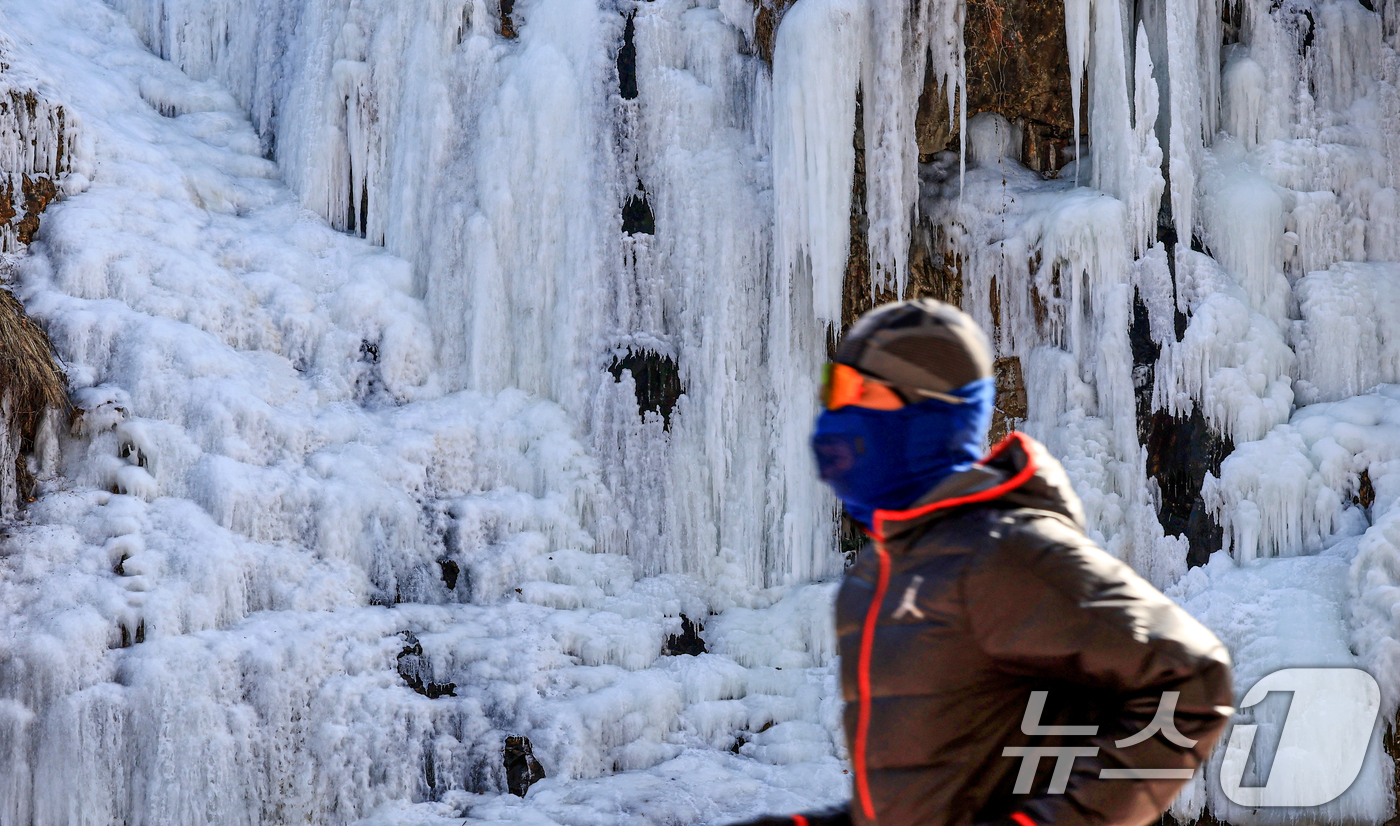 (서울=뉴스1) 이호윤 기자 = 아침기온이 영하10도 밑으로 떨어진 6일 서울 서대문구 홍제천 인공폭포가 얼어붙어 있다. 2026.2.6/뉴스1
