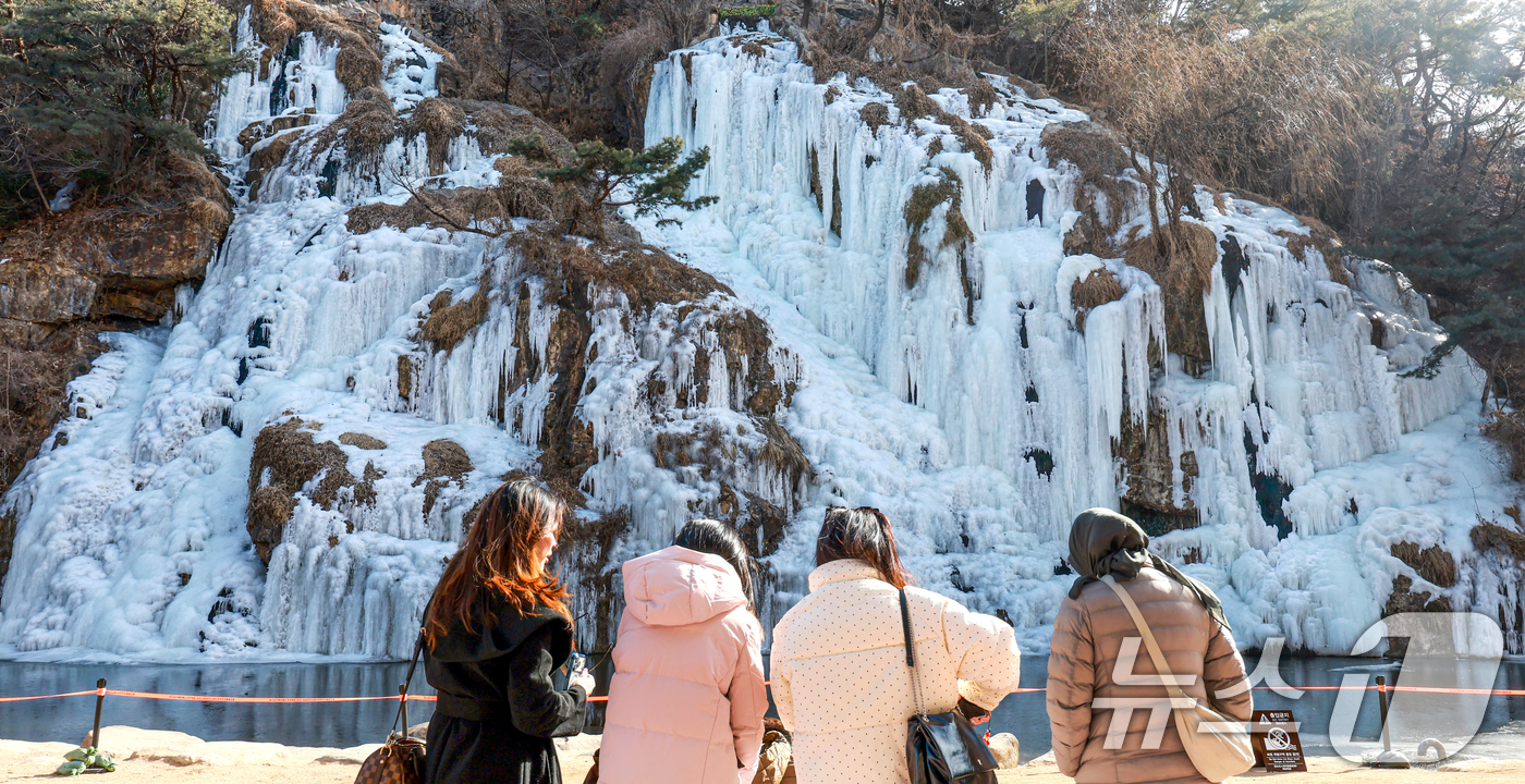 (서울=뉴스1) 이호윤 기자 = 아침기온이 영하10도 밑으로 떨어진 6일 서울 서대문구 홍제천 인공폭포가 얼어붙어 있다. 2026.2.6/뉴스1