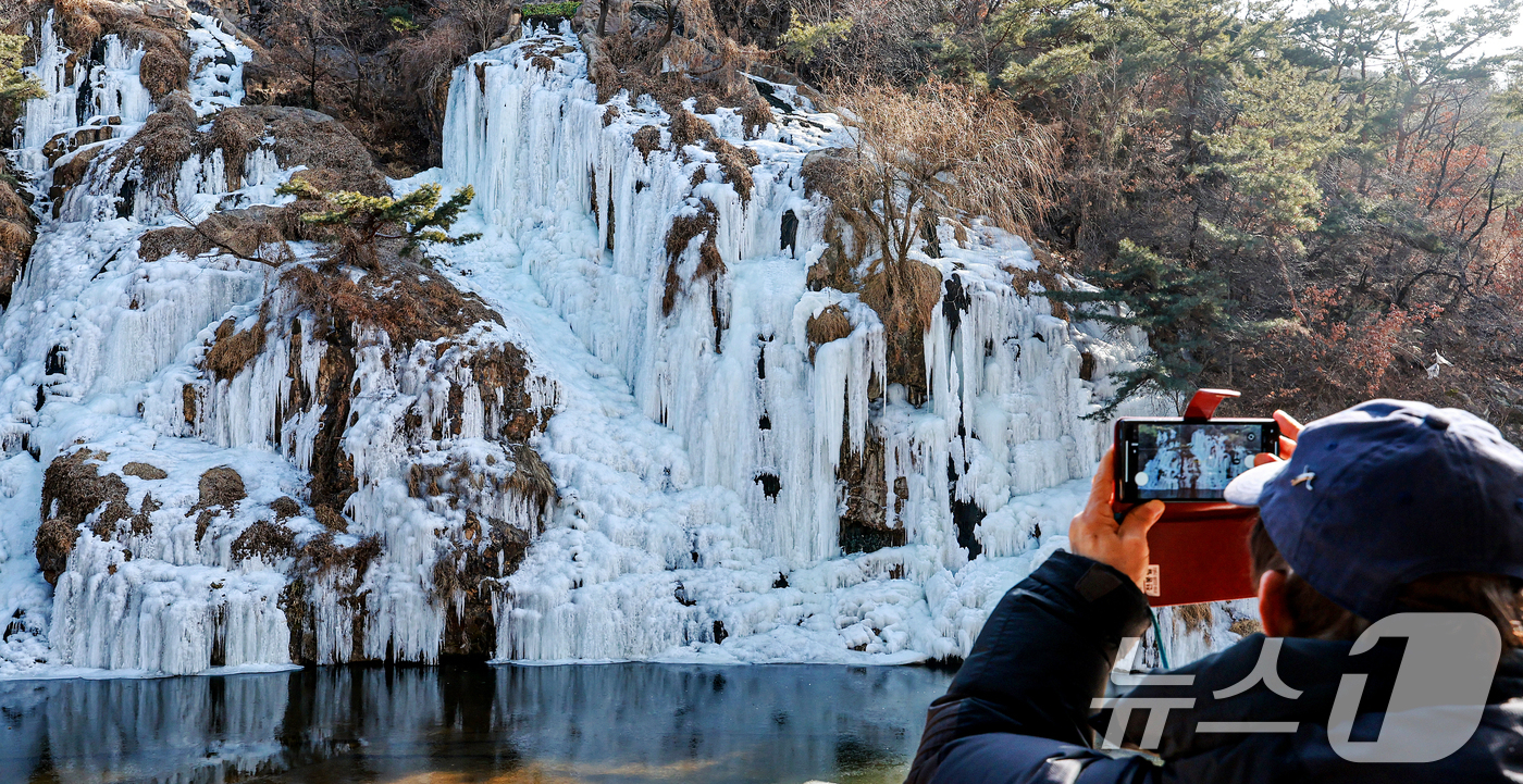 (서울=뉴스1) 이호윤 기자 = 아침기온이 영하10도 밑으로 떨어진 6일 서울 서대문구 홍제천 인공폭포가 얼어붙어 있다. 2026.2.6/뉴스1