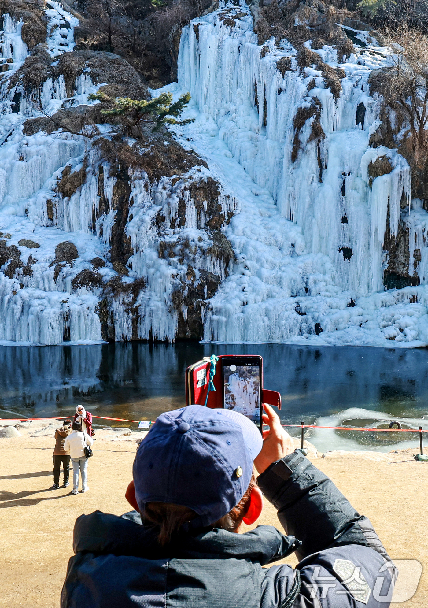 (서울=뉴스1) 이호윤 기자 = 아침기온이 영하10도 밑으로 떨어진 6일 서울 서대문구 홍제천 인공폭포가 얼어붙어 있다. 2026.2.6/뉴스1