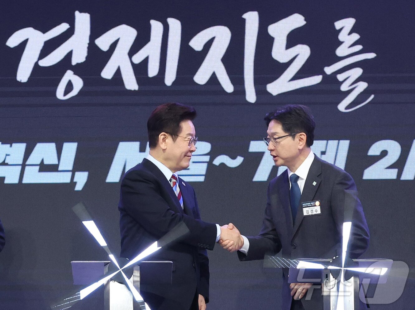 본문 이미지 - 이재명 대통령이 6일 경남 거제시 견내량 인근에서 열린 남부내륙철도 착공식에서 김경수 지방시대위원장과 악수를 하고 있다. (청와대통신사진기자단) 2026.2.6 / ⓒ 뉴스1 이재명 기자