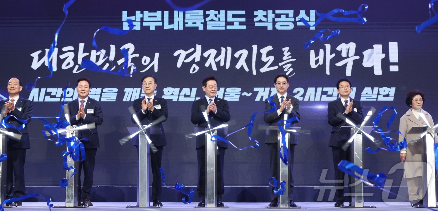 본문 이미지 - 이재명 대통령이 6일 경남 거제시 견내량 인근에서 열린 남부내륙철도 착공식에서 착공기념 세레머니를 하고 있다. 왼쪽부터 이성해 국가철도공단 이사장, 박완수 경남도지사, 김윤덕 국토교통부 장관, 이재명 대통령, 김경수 지방시대위원장, 이철우 경북도지사, 김정자 거제시민. (청와대통신사진기자단) 2026.2.6 / ⓒ 뉴스1 이재명 기자