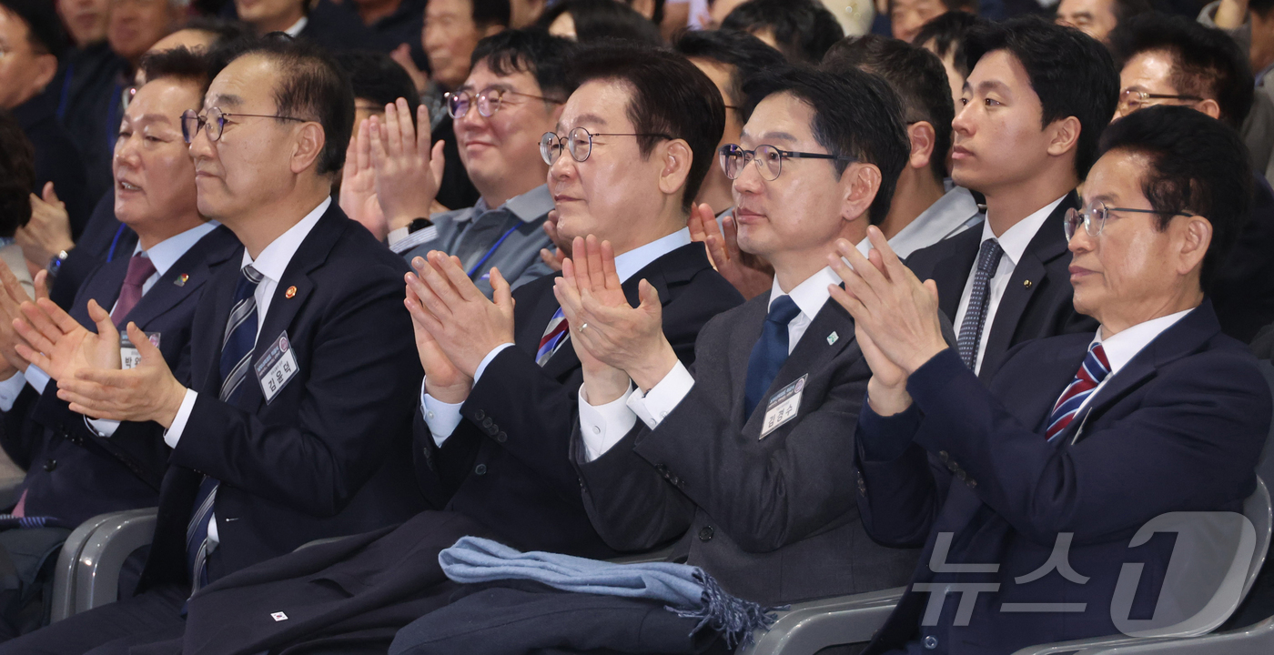 (거제=뉴스1) 이재명 기자 = 이재명 대통령이 6일 경남 거제시 견내량 인근에서 열린 남부내륙철도 착공식에서 박수를 치고 있다. (청와대통신사진기자단) 2026.2.6/뉴스1