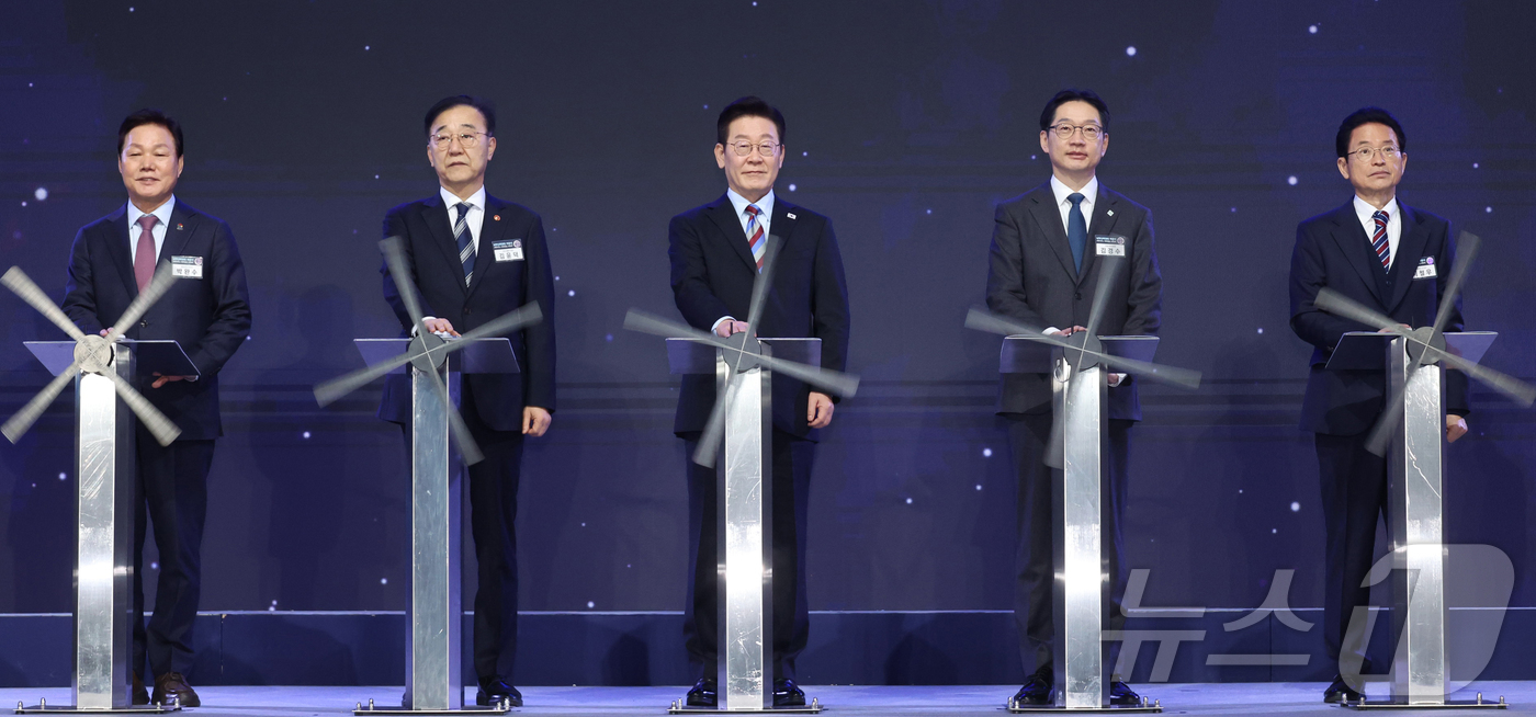 (거제=뉴스1) 이재명 기자 = 이재명 대통령이 6일 경남 거제시 견내량 인근에서 열린 남부내륙철도 착공식에서 착공기념 세레머니를 하고 있다. 왼쪽부터 이성해 국가철도공단 이사장, …