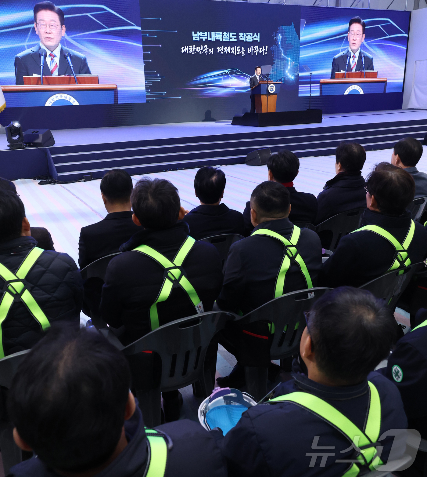 (거제=뉴스1) 이재명 기자 = 이재명 대통령이 6일 경남 거제시 견내량 인근에서 열린 남부내륙철도 착공식에서 기념사를 하고 있다. (청와대통신사진기자단) 2026.2.6/뉴스1