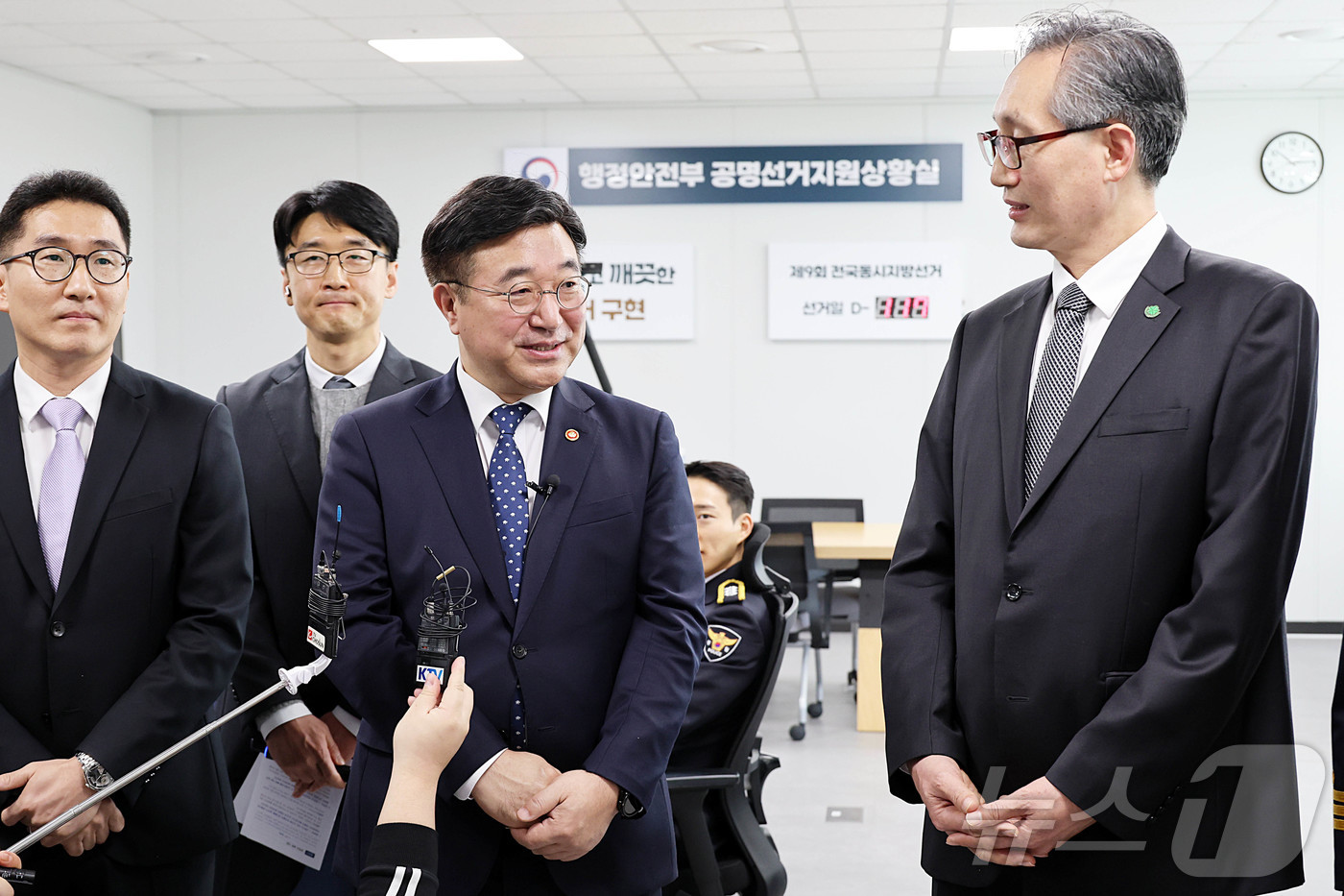 (서울=뉴스1) = 윤호중 행정안전부 장관이 6일 오전 정부세종청사 중앙동에서 열린 제9회 전국동시지방선거 공명선거지원상황실에서 업무보고를 청취하고 있다. (행정안전부 제공. 재판 …