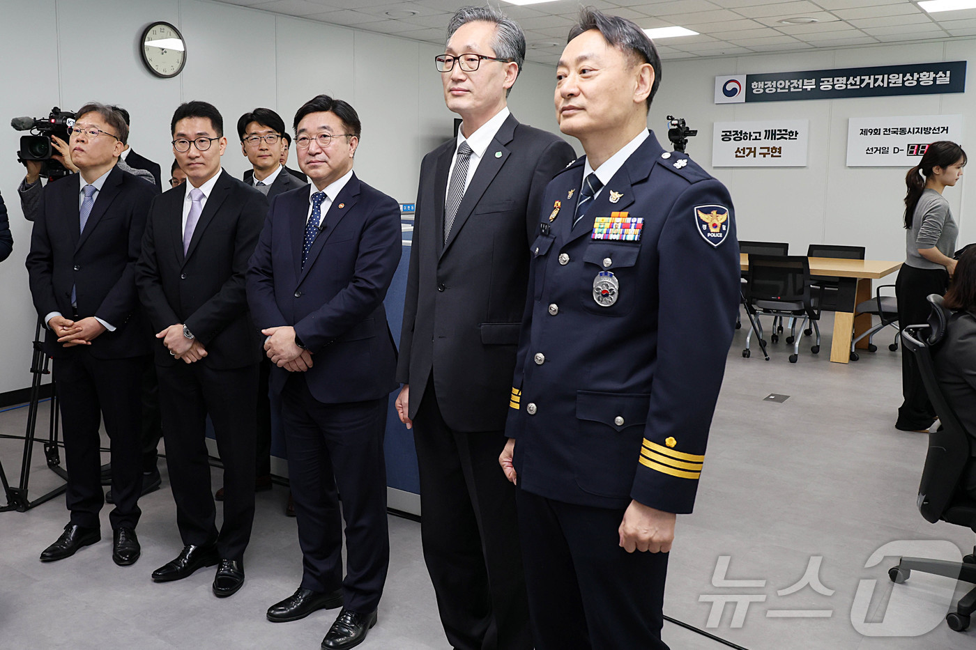 (서울=뉴스1) = 윤호중 행정안전부 장관이 6일 오전 정부세종청사 중앙동에서 열린 제9회 전국동시지방선거 공명선거지원상황실에서 업무보고를 청취하고 있다. (행정안전부 제공. 재판 …