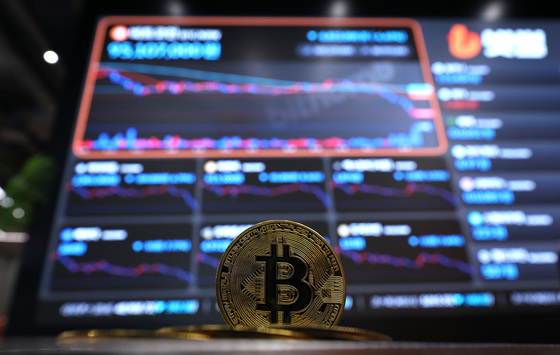 '비트코인 오지급' 고개 숙인 빗썸…"가상자산 취약성 노출" 질타(종합)