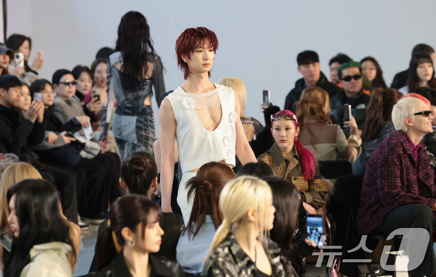 (서울=뉴스1) 권현진 기자 = 앰퍼샌드원 카이렐이 지난 4일 서울 중구 동대문디자인플라자(DDP)에서 열린 2026 F/W 서울패션위크 ‘페노메논시퍼' 패션쇼에 모델로 출연해 런 …