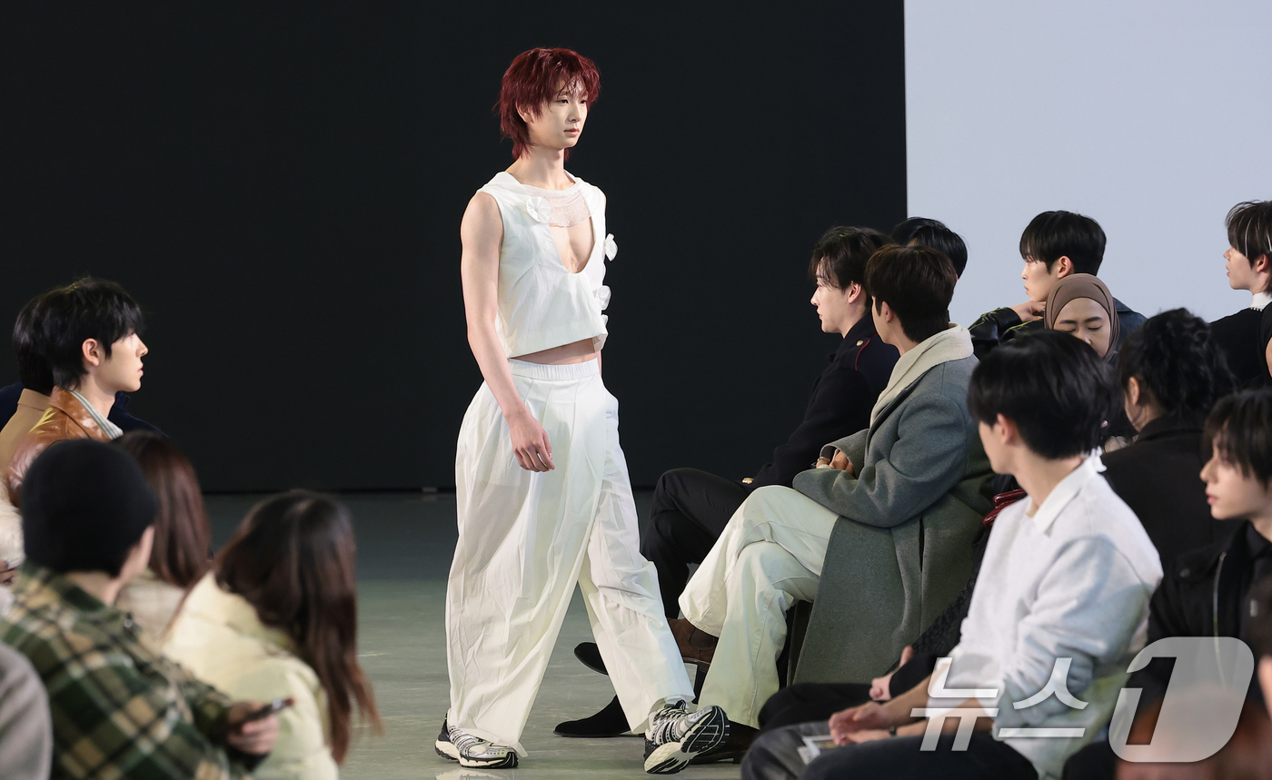 (서울=뉴스1) 권현진 기자  사진공동취재단 = 앰퍼샌드원 카이렐이 지난 4일 서울 중구 동대문디자인플라자(DDP)에서 열린 2026 F/W 서울패션위크 ‘페노메논시퍼' 패션쇼에 …