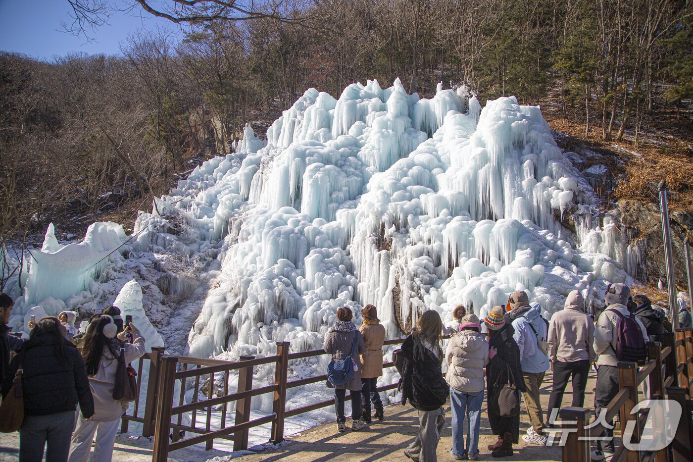 본문 이미지 - 얼음 나라로 변신한 계곡, 가평 어비계곡.(경기관광공사 제공. 재판매 및 DB금지)/뉴스1