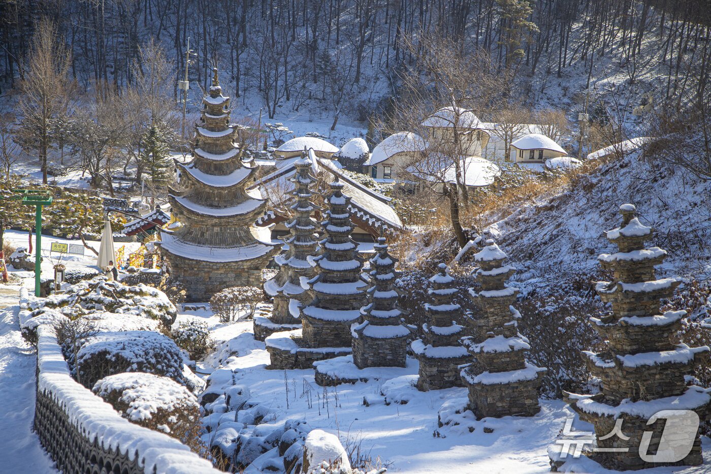 본문 이미지 - 눈 속에서 더 이국적인 사찰, 용인 와우정사.(경기관광공사 제공. 재판매 및 DB금지)/뉴스1