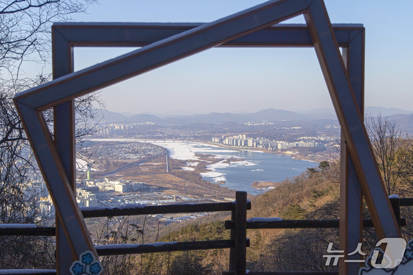본문 이미지 - 눈 덮인 한강을 만나는 산, 하남 검단산.(경기관광공사 제공. 재판매 및 DB금지)/뉴스1