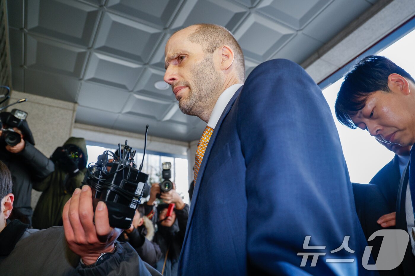본문 이미지 - 해롤드 로저스 쿠팡 한국법인 임시 대표가 6일 오후 마포구 서울경찰청 광역수사단 반부패수사대에서 국회에서의 증언·감정 등에 관한 법률 위반 혐의 등 관련 2차 조사를 받기 위해 출석하고 있다. 2026.2.6 / ⓒ 뉴스1 안은나 기자