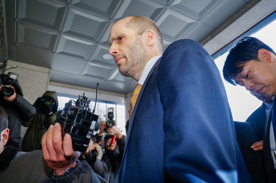 굳은 표정의 해롤드 로저스 쿠팡 대표