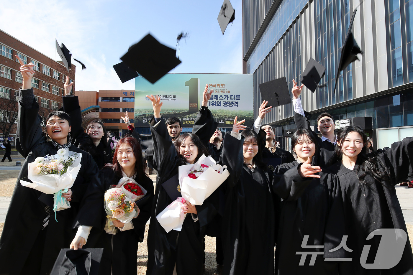 (대구=뉴스1) 공정식 기자 = 6일 대구 남구 영남이공대학교에서 열린 제57회 학위수여식을 마친 졸업생들이 학사모를 던지며 기념촬영을 하고 있다. 2026.2.6/뉴스1