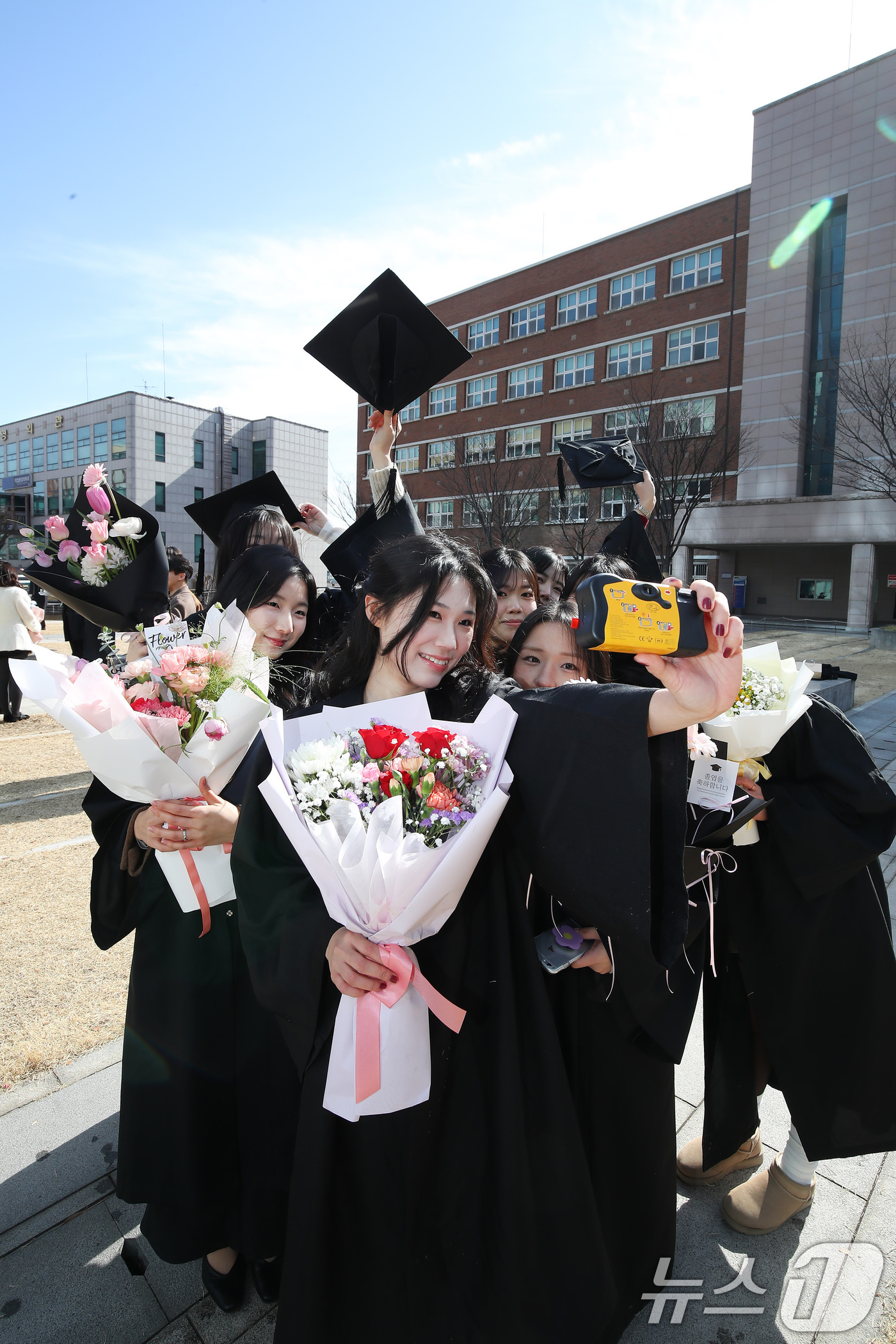 (대구=뉴스1) 공정식 기자 = 6일 대구 남구 영남이공대학교에서 열린 제57회 학위수여식을 마친 졸업생들이 함께 모여 기념촬영을 하고 있다. 2026.2.6/뉴스1