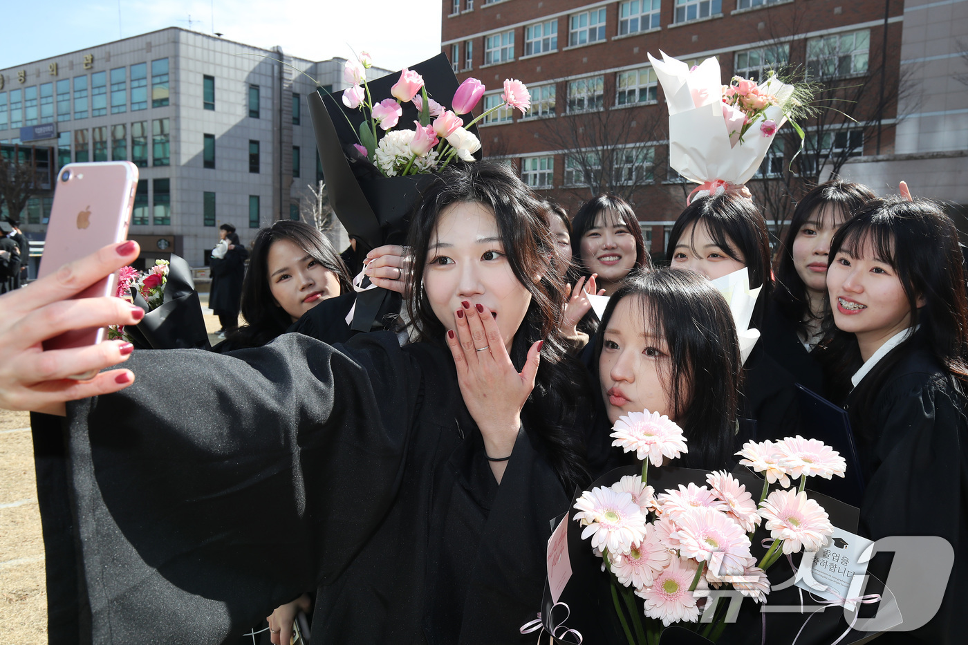 (대구=뉴스1) 공정식 기자 = 6일 대구 남구 영남이공대학교에서 열린 제57회 학위수여식을 마친 졸업생들이 함께 모여 기념촬영을 하고 있다. 2026.2.6/뉴스1