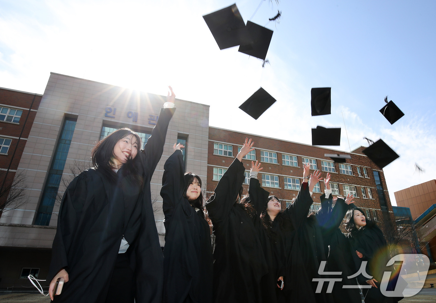(대구=뉴스1) 공정식 기자 = 6일 대구 남구 영남이공대학교에서 열린 제57회 학위수여식을 마친 졸업생들이 학사모를 던지며 기념촬영을 하고 있다. 2026.2.6/뉴스1