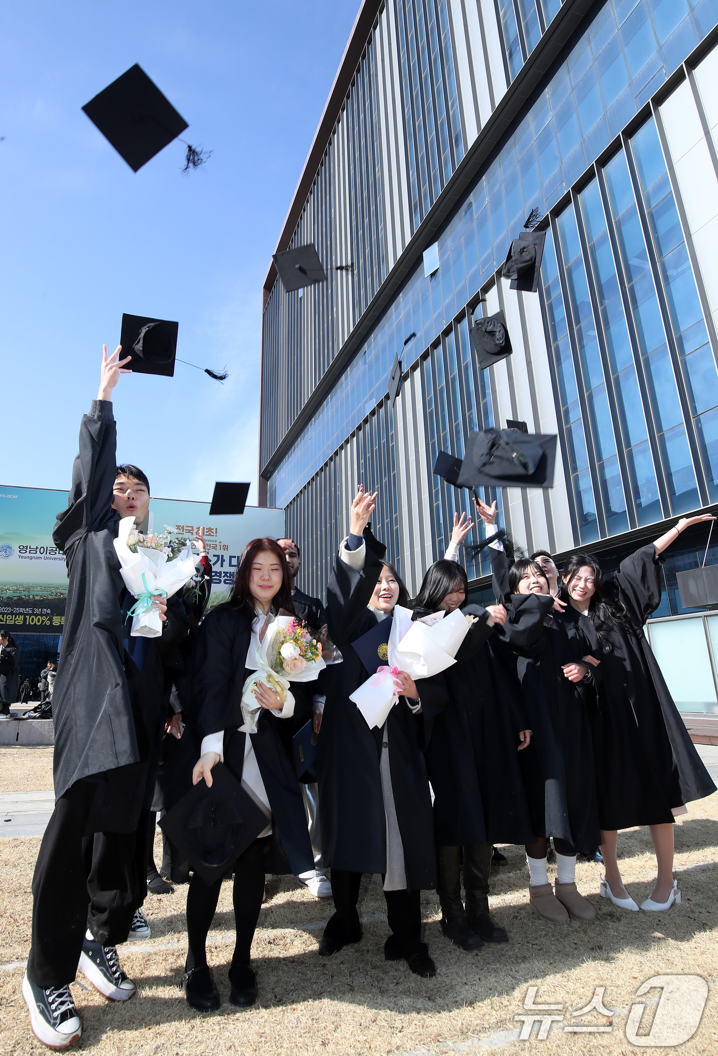 (대구=뉴스1) 공정식 기자 = 6일 대구 남구 영남이공대학교에서 열린 제57회 학위수여식을 마친 졸업생들이 학사모를 던지며 기념촬영을 하고 있다. 2026.2.6/뉴스1