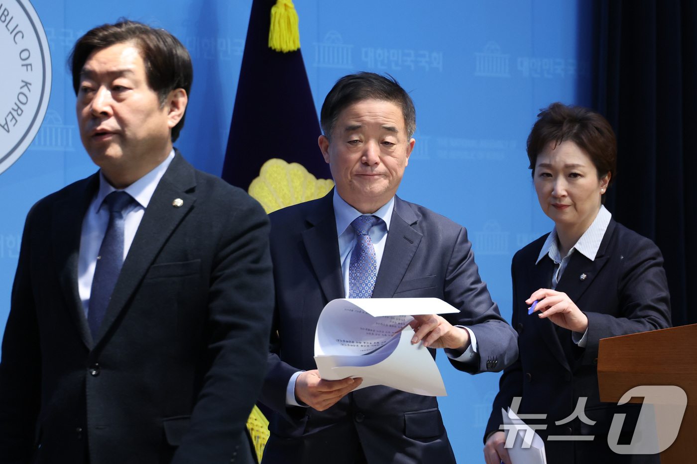 (서울=뉴스1) 신웅수 기자 = 황명선(왼쪽부터), 강득구, 이언주 더불어민주당 최고위원이 6일 서울 여의도 국회 소통관에서 조국혁신당과의 합당 관련 기자회견을 마친 후 기자회견장 …