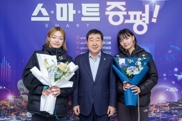 증평군, 전국장애인동계체전 컬링 은메달 서은지·서은주 격려