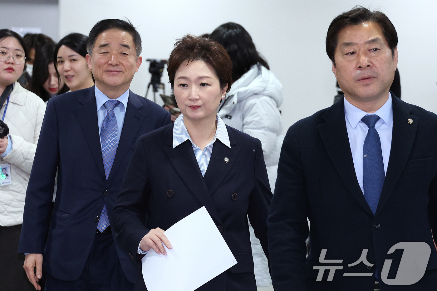 (서울=뉴스1) 신웅수 기자 = 강득구, 이언주, 황명선 더불어민주당 최고위원이 6일 서울 여의도 국회 소통관에서 조국혁신당과의 합당 관련 기자회견에 참석하고 있다. 2026.2. …