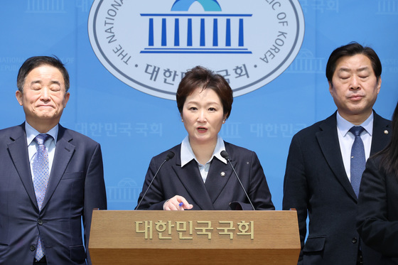 조국 '13일 시한'에…與 합당 반대파 "모멸·굴욕" "뭐가 급해서"(종합)