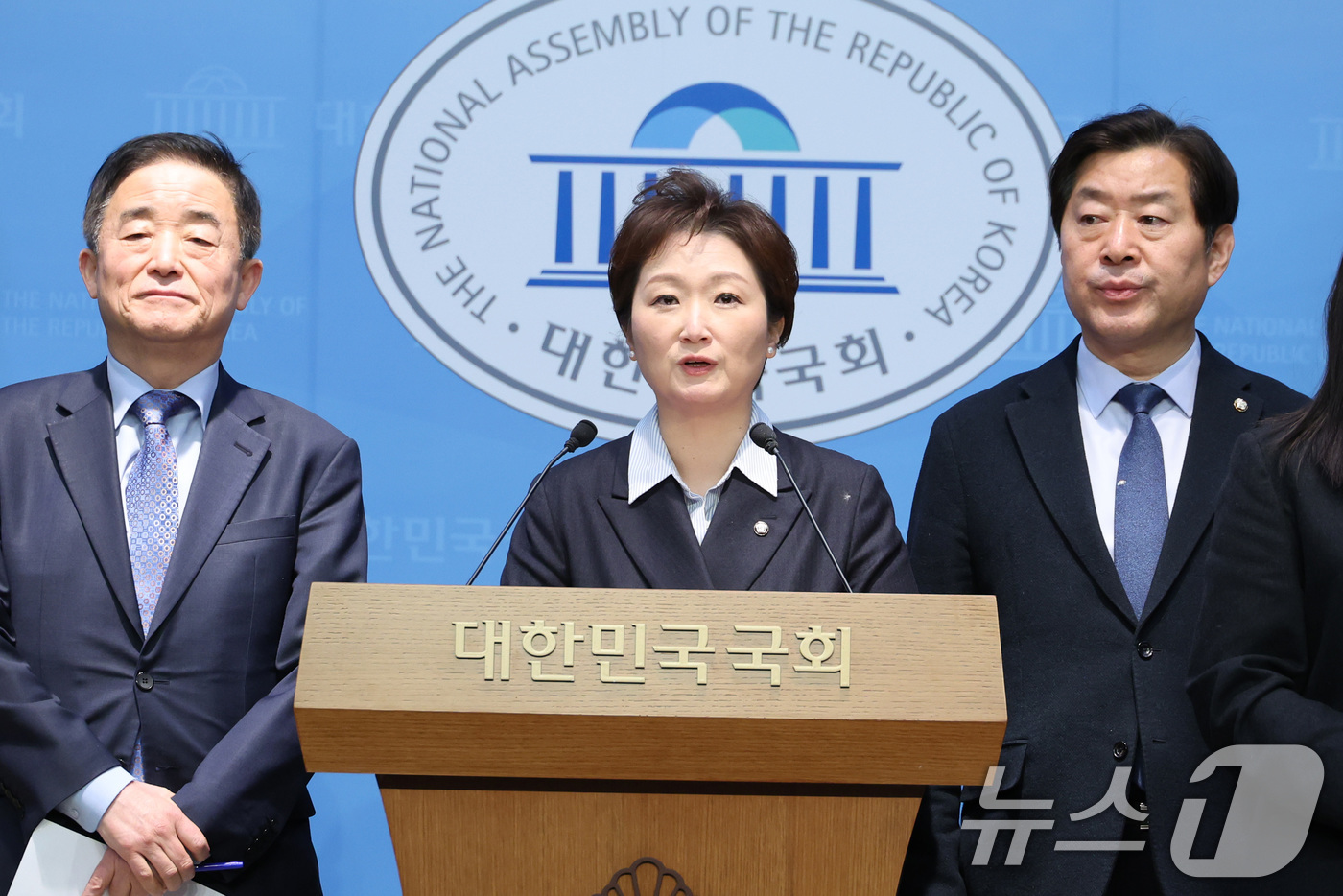 (서울=뉴스1) 신웅수 기자 = 강득구(왼쪽부터), 이언주, 황명선 더불어민주당 최고위원이 6일 서울 여의도 국회 소통관에서 조국혁신당과의 합당 관련 기자회견을 하고 있다. 202 …