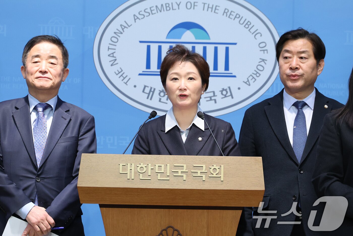 본문 이미지 - 강득구(왼쪽부터), 이언주, 황명선 더불어민주당 최고위원이 지난 6일 서울 여의도 국회 소통관에서 조국혁신당과의 합당 관련 기자회견을 하고 있다. 2026.2.6 ⓒ 뉴스1 신웅수 기자