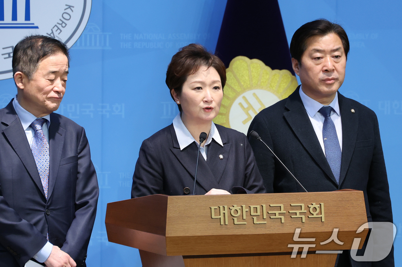 (서울=뉴스1) 신웅수 기자 = 강득구(왼쪽부터), 이언주, 황명선 더불어민주당 최고위원이 6일 서울 여의도 국회 소통관에서 조국혁신당과의 합당 관련 기자회견을 하고 있다. 202 …