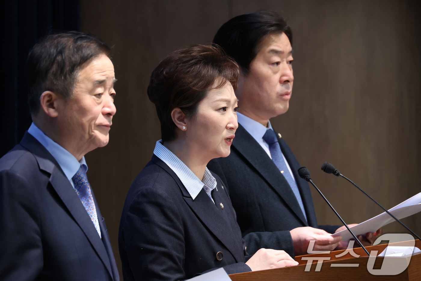 (서울=뉴스1) 신웅수 기자 = 강득구(왼쪽부터), 이언주, 황명선 더불어민주당 최고위원이 6일 서울 여의도 국회 소통관에서 조국혁신당과의 합당 관련 기자회견을 하고 있다. 202 …