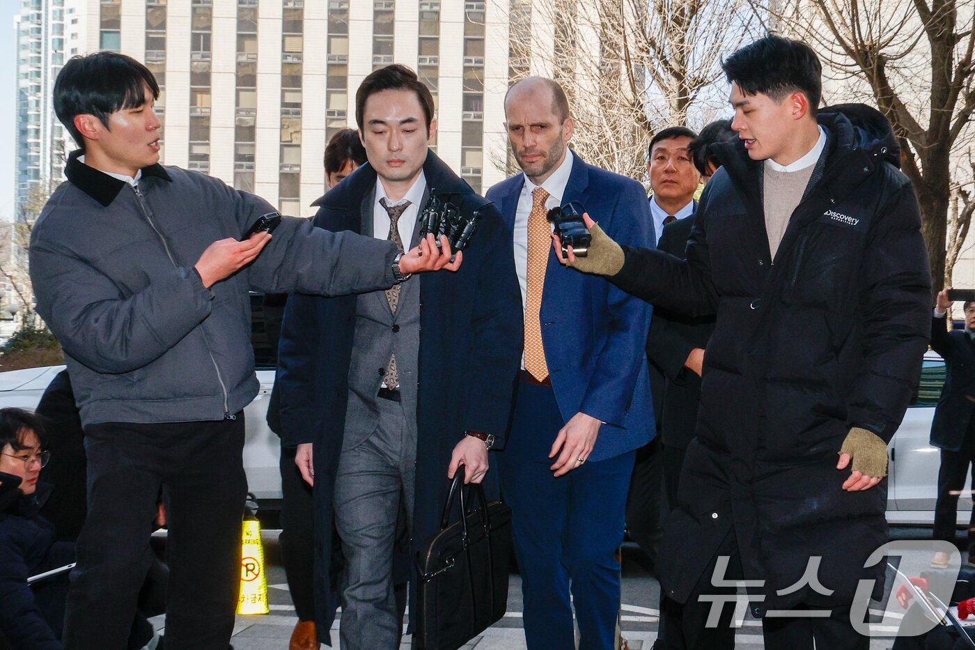 본문 이미지 - 해롤드 로저스 쿠팡 한국법인 임시 대표가 6일 오후 마포구 서울경찰청 광역수사단 반부패수사대에서 국회에서의 증언·감정 등에 관한 법률 위반 혐의 등 관련 2차 조사를 받기 위해 출석하고 있다. 2026.2.6 / ⓒ 뉴스1 안은나 기자