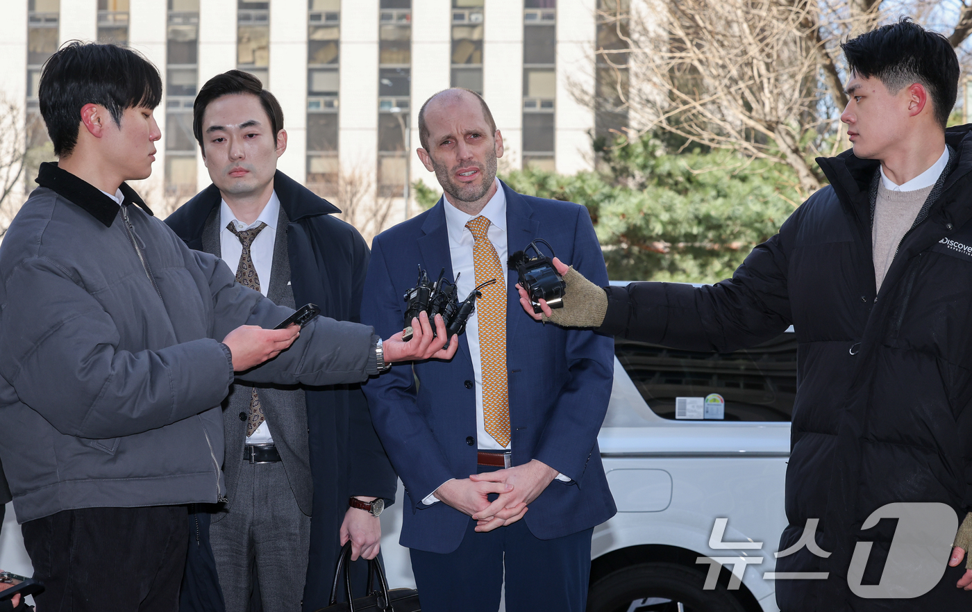 (서울=뉴스1) 안은나 기자 = 해롤드 로저스 쿠팡 한국법인 임시 대표가 6일 오후 마포구 서울경찰청 광역수사단 반부패수사대에서 국회에서의 증언·감정 등에 관한 법률 위반 혐의 등 …