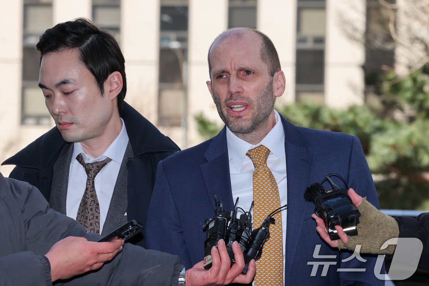 본문 이미지 - 해롤드 로저스 쿠팡 한국법인 임시 대표가 6일 오후 마포구 서울경찰청 광역수사단 반부패수사대에서 국회에서의 증언·감정 등에 관한 법률 위반 혐의 등 관련 2차 조사를 받기 위해 출석하고 있다. 2026.2.6 / ⓒ 뉴스1 안은나 기자