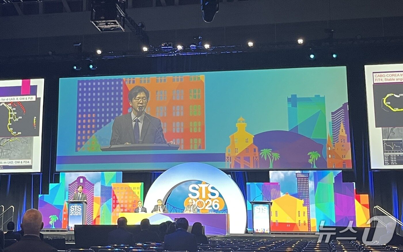 본문 이미지 - 김민석 명지병원 심장혈관흉부외과 교수는 최근 미국 뉴올리언스에서 열린 제62차 세계흉부외과학회(The Society of Thoracic Surgeons, STS)'에서 학회 최고 영예인 'Maxwell Chamberlain(맥스웰 체임벌린) 논문상'을 받았다. 사진은 당시 학회에서의 발표 모습.(명지병원 제공)