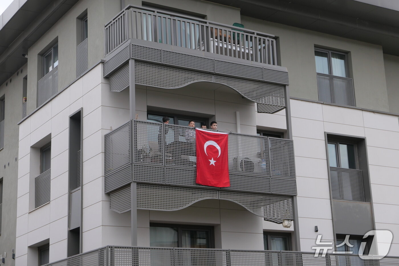 본문 이미지 - 5일(현지시간) 튀르키예 중남부 도시 카흐라만마라쉬의 하제르바이잔 집단주택 단지에 거주 중인 아이들이 취재진을 지켜보고 있다. 2026.02.06/뉴스1