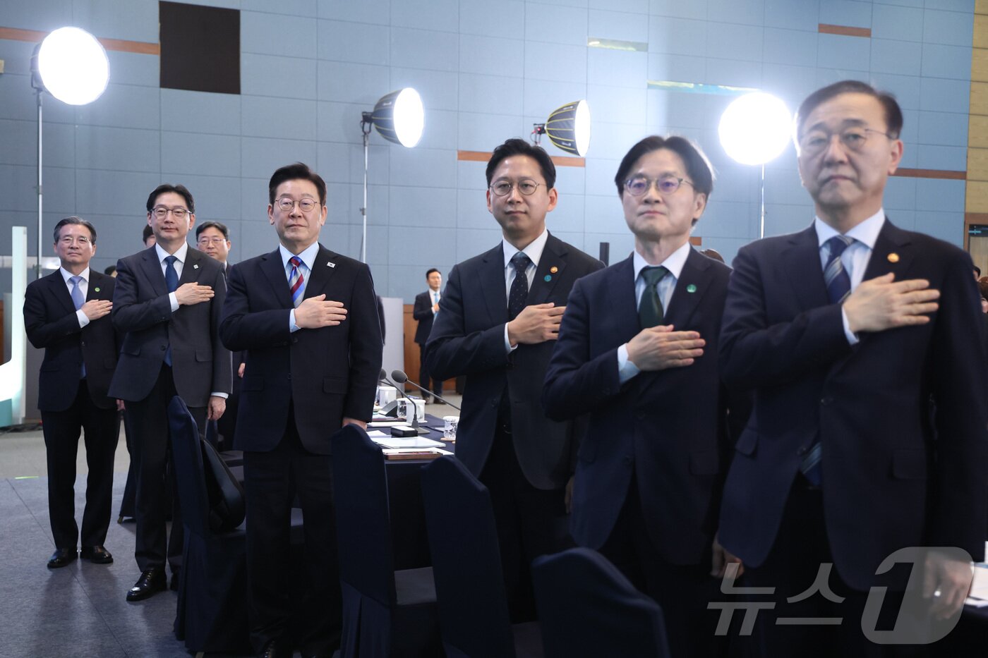 본문 이미지 - 이재명 대통령이 6일 창원 성산구 창원컨벤션센터에서 열린 '경남의 마음을 듣다' 타운홀 미팅에서 국민의례를 하고 있다. 오른쪽부터 김윤덕 국토교통부 장관, 김정관 산업통상부 장관, 배경훈 부총리 겸 과학기술정보통신부 장관, 김경수 지방시대위원장. 2026.2.6 ⓒ 뉴스1 이재명 기자