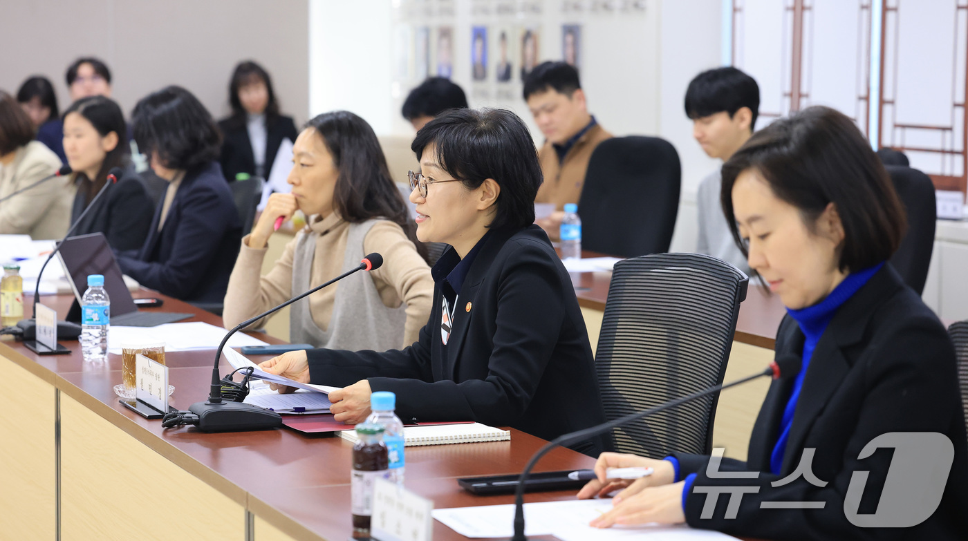 (서울=뉴스1) 임세영 기자 = 원민경 성평등가족부 장관이 6일 서울 종로구 정부서울청사에서 열린 제3차 AI 성평등 전략 포럼 회의에서 인사말을 하고 있다. 2026.2.6/뉴스 …