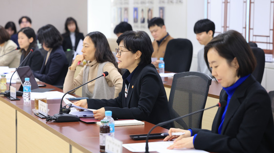 AI 성평등 전략 포럼 회의 주재하는 원민경 장관