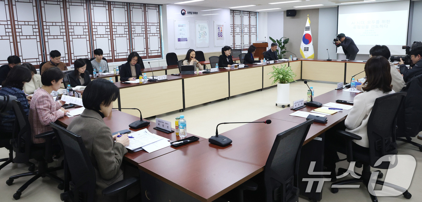 (서울=뉴스1) 임세영 기자 = 원민경 성평등가족부 장관이 6일 서울 종로구 정부서울청사에서 열린 제3차 AI 성평등 전략 포럼 회의에서 인사말을 하고 있다. 2026.2.6/뉴스 …