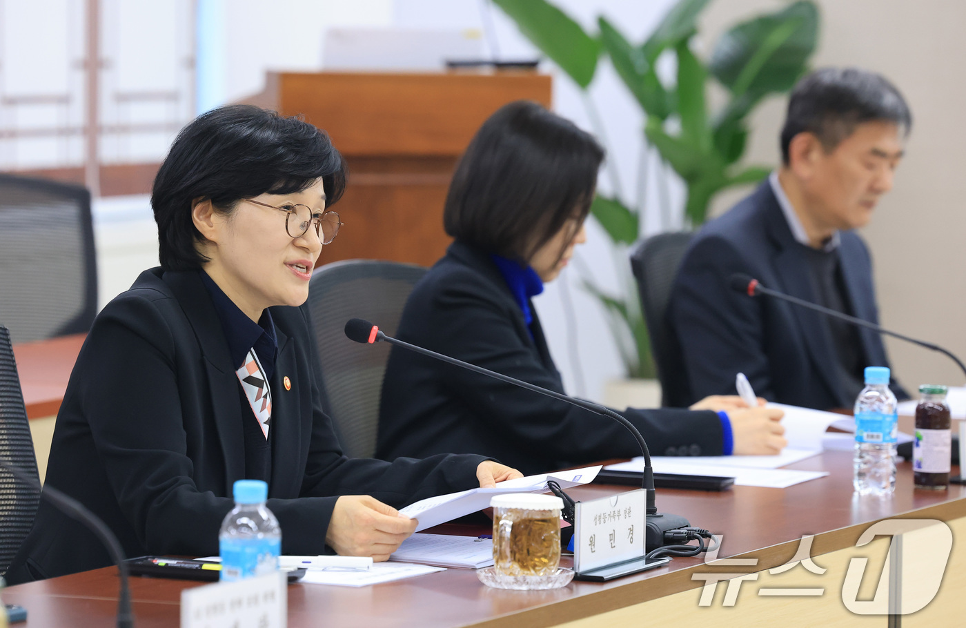 (서울=뉴스1) 임세영 기자 = 원민경 성평등가족부 장관이 6일 서울 종로구 정부서울청사에서 열린 제3차 AI 성평등 전략 포럼 회의에서 인사말을 하고 있다. 2026.2.6/뉴스 …