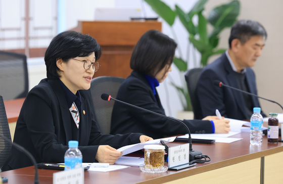 AI 성평등 전략 포럼 회의 주재하는 원민경 장관